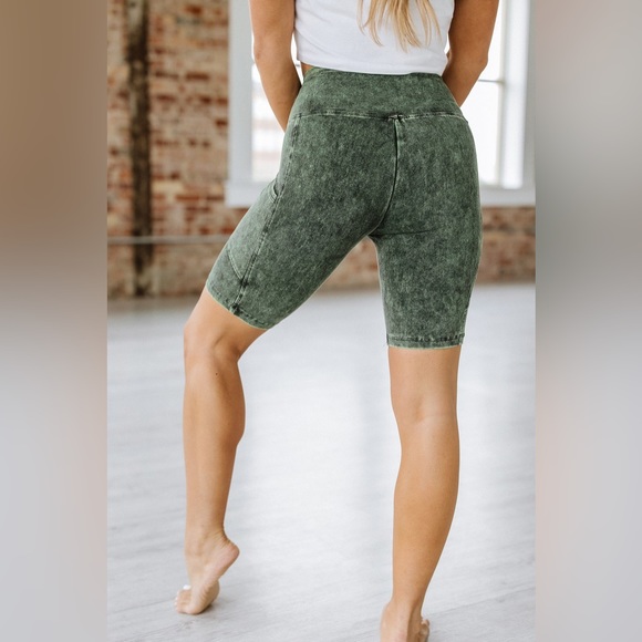 NWOT Zena Outfitters Wide Waistband Mineral biker shorts with pockets - Picture 3 of 12